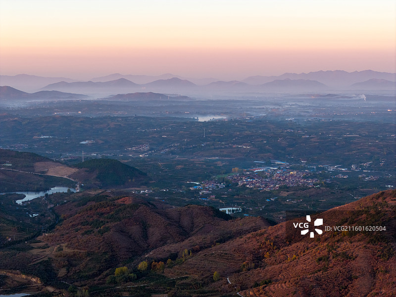 航拍沂蒙山区乡村日出晨雾图片素材