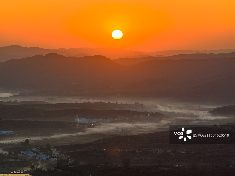 航拍沂蒙山区乡村日出晨雾图片素材