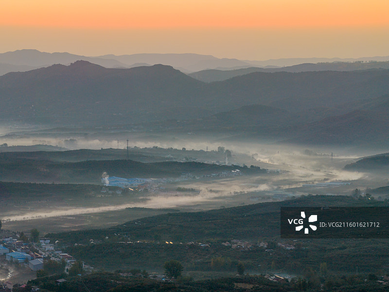 航拍沂蒙山区乡村日出晨雾图片素材