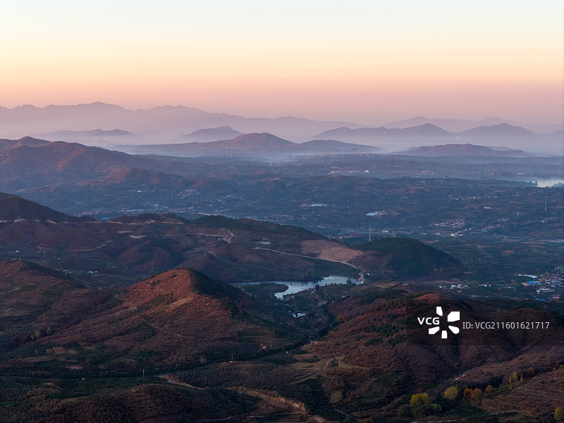 航拍沂蒙山区乡村日出晨雾图片素材