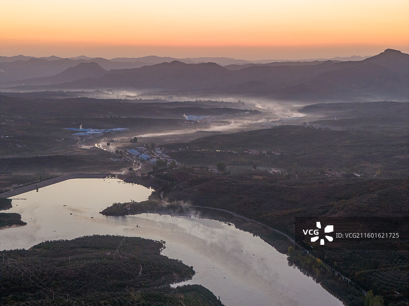 航拍沂蒙山区乡村日出晨雾图片素材