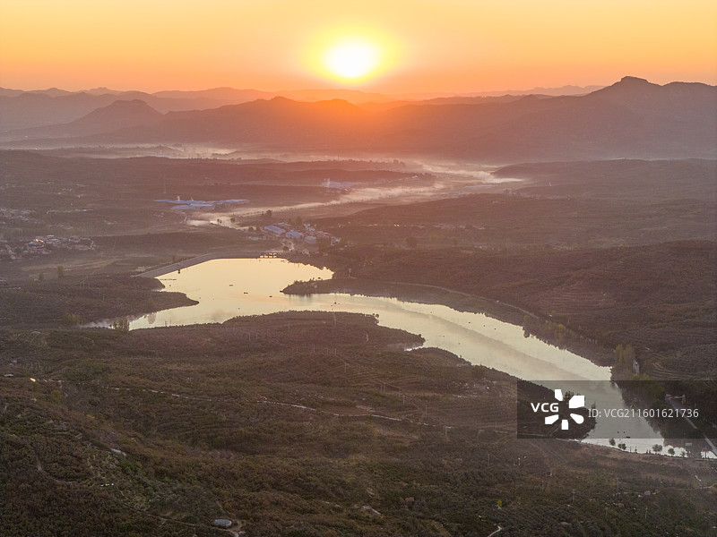 航拍沂蒙山区乡村日出晨雾图片素材