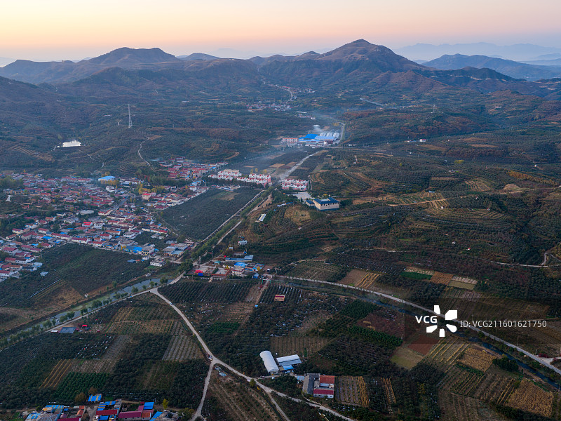 航拍沂蒙山区乡村日出晨雾图片素材