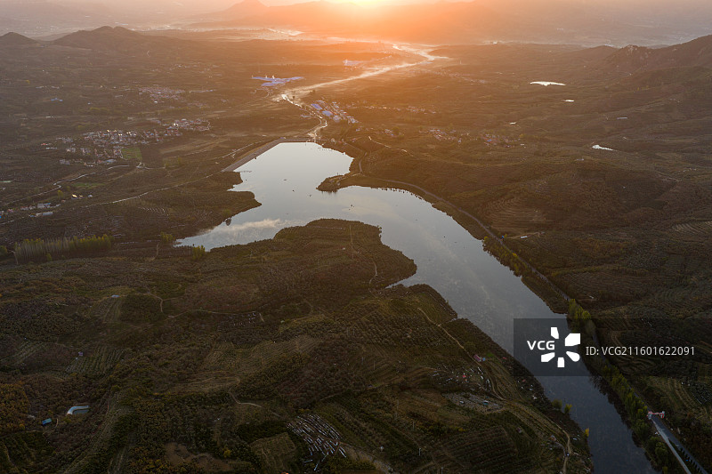 航拍沂蒙山区乡村日出晨雾图片素材