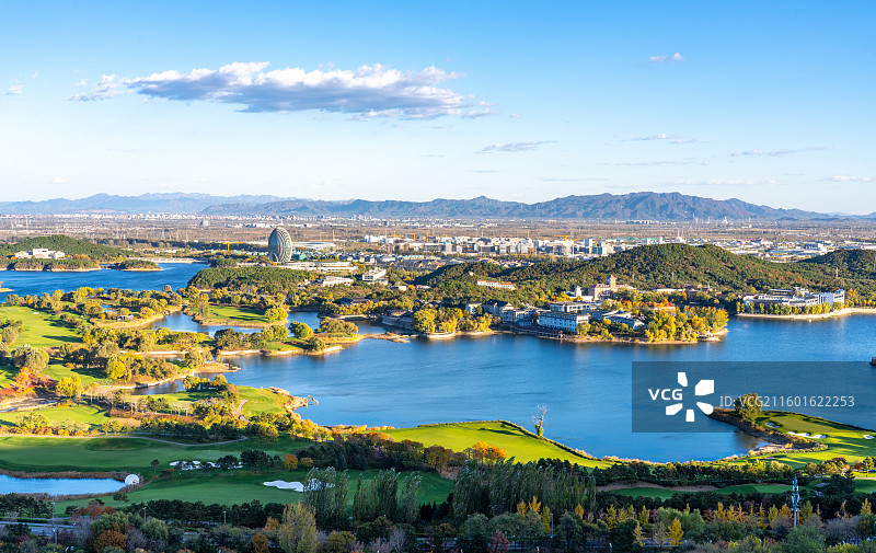 秋天的北京雁栖湖雁栖半岛和美如贝壳般的酒店建筑图片素材