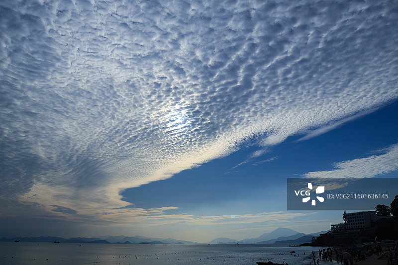 深圳官湖沙滩海边，乳状云，海山，游船，盐田港，蓝天白云，天空，蓝色，港口，海阔天空图片素材