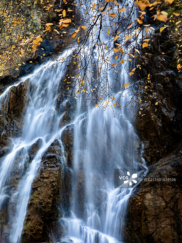 青海海东互助北龙山景区的瀑布图片素材