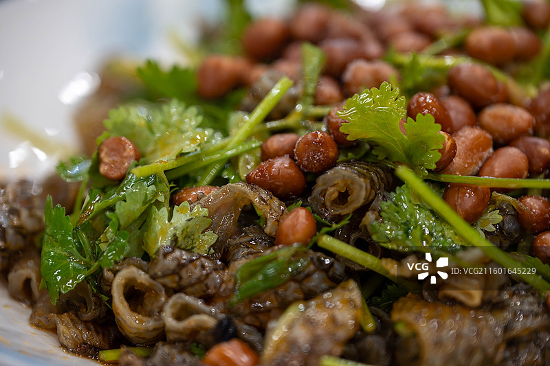 餐桌上盘子里的鱼菜，凉拌皮鱼的特写镜头图片素材