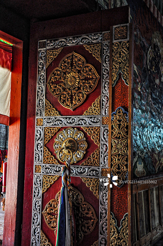 甘孜州炉霍县，寿灵寺的藏式木制雕花门图片素材