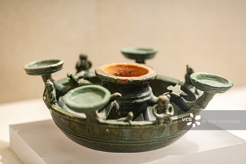 安徽博物院藏霍山县洛阳公社出土汉绿釉鸟兽陶灯图片素材