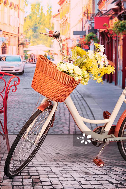 欧式复古街景中车筐内装有花束的复古自行车图片素材