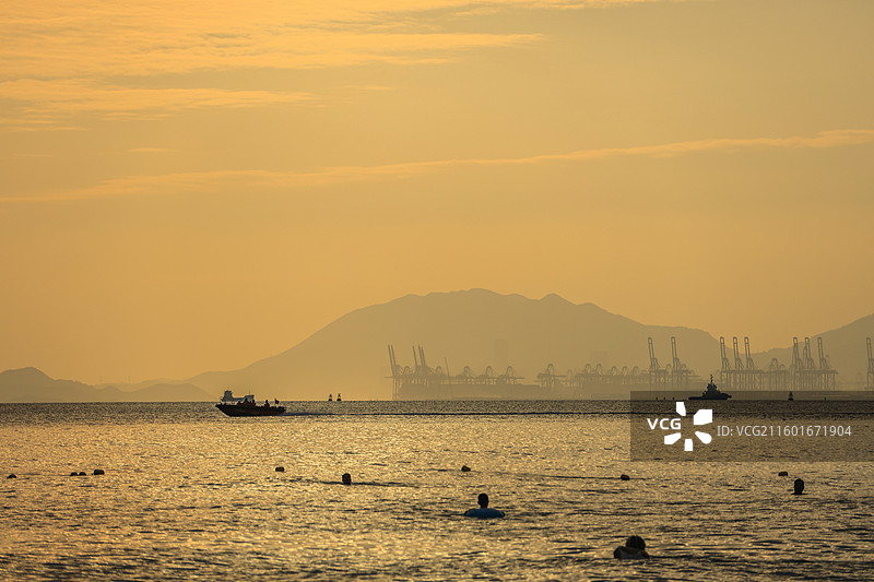 深圳官湖沙滩海边日落，晚霞，金色海浪，夕阳，红日，剪影，火烧云，港口，黄昏图片素材