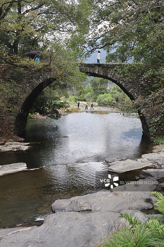 青山环绕古村落，绿水映照白墙间图片素材