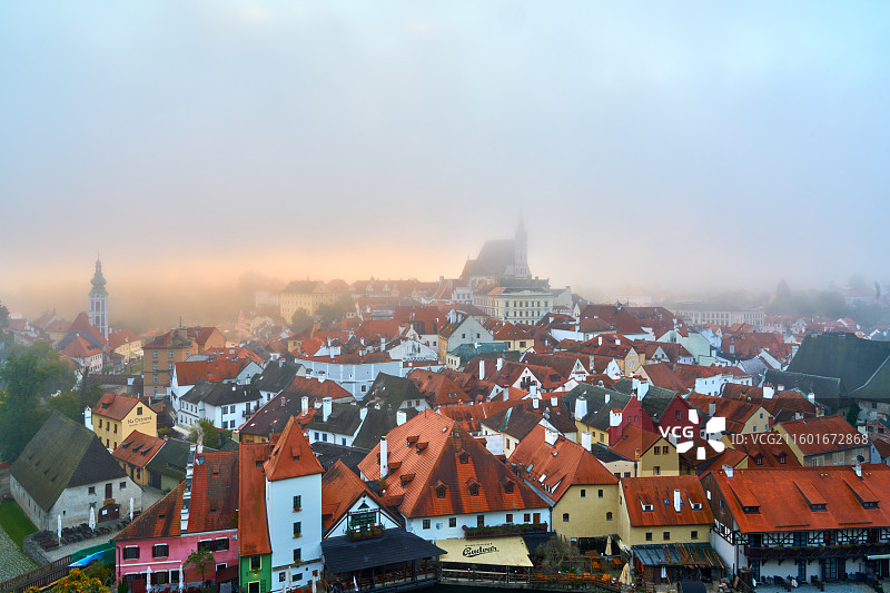 清晨薄雾笼罩下的古老小镇图片素材