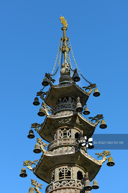 天津大悲禅院里的香炉塔楼，挂了许多铃铛图片素材