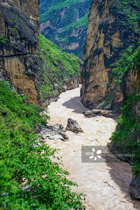 高视角的金沙江中虎跳峡图片素材