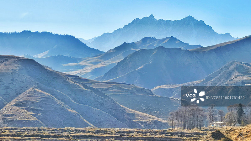 2025年11月2日深秋时节，甘肃省张掖市民乐县南古镇柳谷村秋色宜人。图片素材