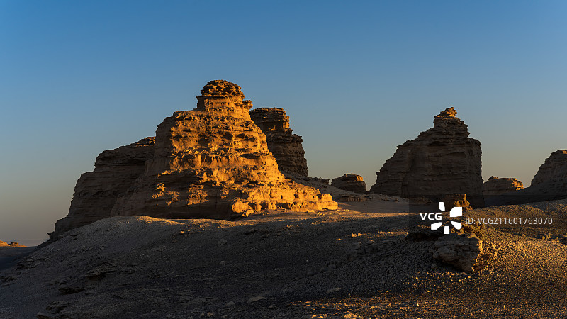 夕光映照下的罗布泊雅丹图片素材
