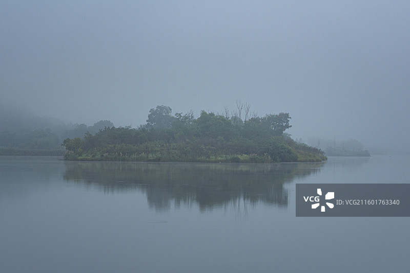 大雾弥漫时的重庆渝北明月湖湖中小岛图片素材