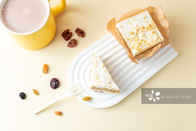 黄色背景奶皮子慕斯图片素材