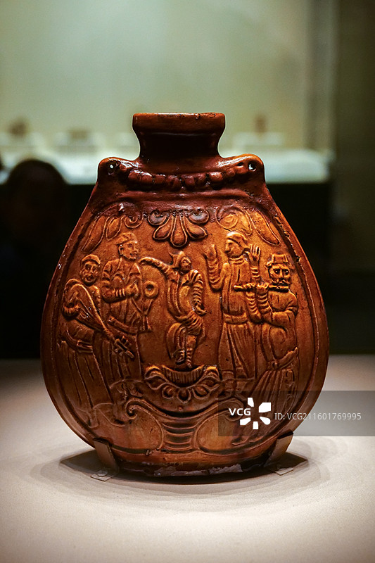 黄釉乐舞图瓷扁壶 北齐 1971年河南安阳出土 中国国家博物馆“古代中国基本陈列”图片素材