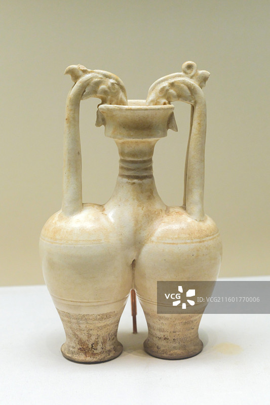 白瓷龙柄传瓶 隋·大业四年 1957年陕西西安李静训墓出土 中国国家博物馆“古代中国基本陈列”图片素材