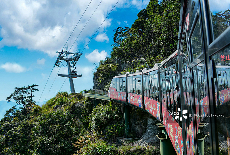 江西大觉山悬崖上的动车图片素材
