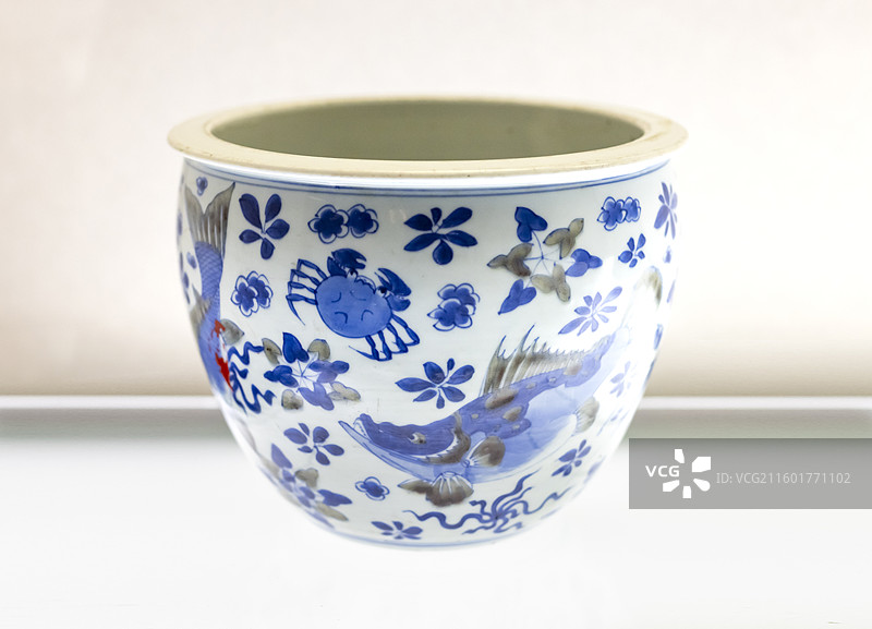 青花釉里红鱼藻纹卷缸 清康熙 天津博物馆图片素材