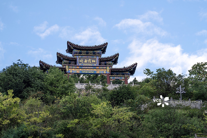 贵阳东山寺 -栖灵圣境牌坊图片素材