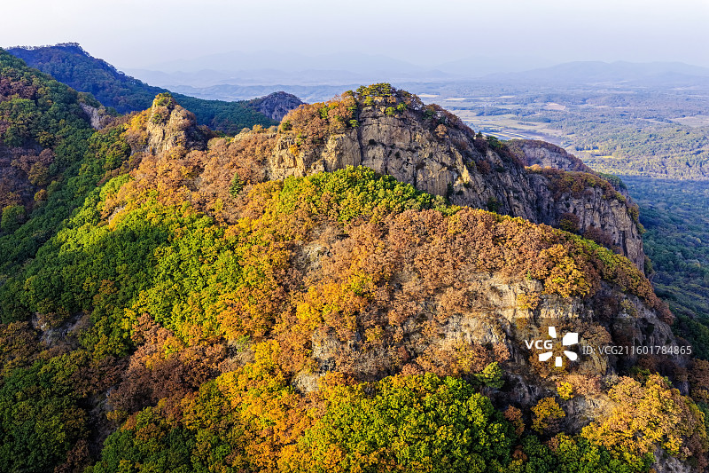 秋季，云海翻腾，层林尽染，无人机航拍吉林省吉林市蛟河市拉法山日落时分的自然风光。图片素材