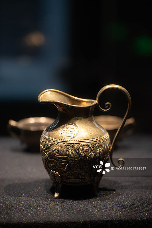银锤揲錾刻龙纹“福来舍”四足奶壶，1912年，广州十三行博物馆，王恒、冯杰伉俪赠图片素材
