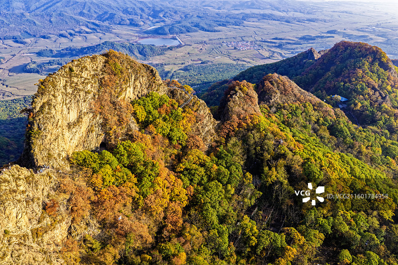 秋季，云海翻腾，层林尽染，无人机航拍吉林省吉林市蛟河市拉法山日落时分的自然风光。图片素材