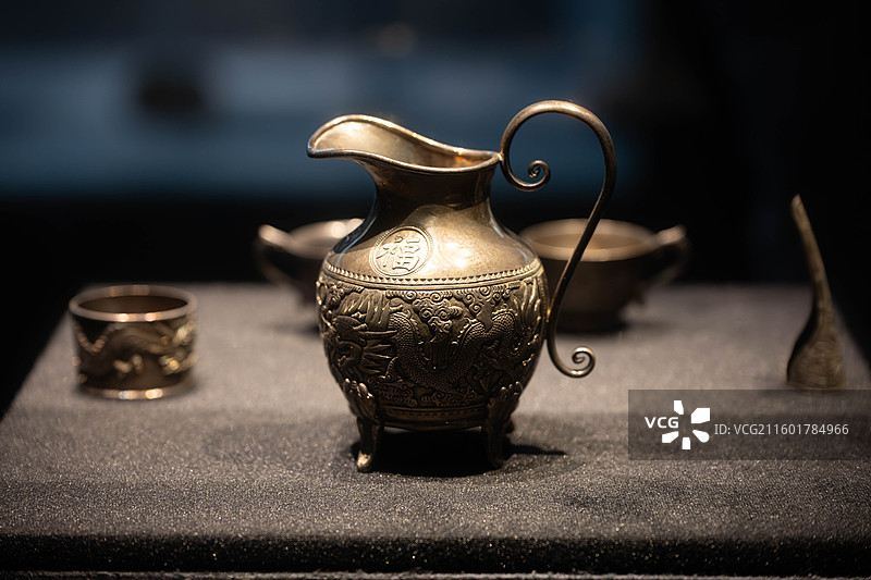 银锤揲錾刻龙纹“福来舍”四足奶壶，1912年，广州十三行博物馆，王恒、冯杰伉俪赠图片素材