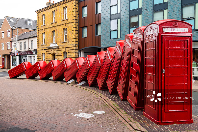 泰晤士河畔金斯顿地标红色电话亭图片素材