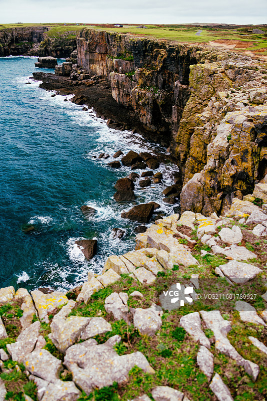 海浪拍打礁石的自然力量展现图片素材