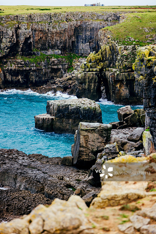 海浪拍打礁石的自然力量展现图片素材