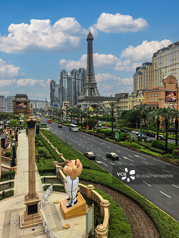蓝天白云下的巴黎人广场 澳门巴黎铁塔图片素材
