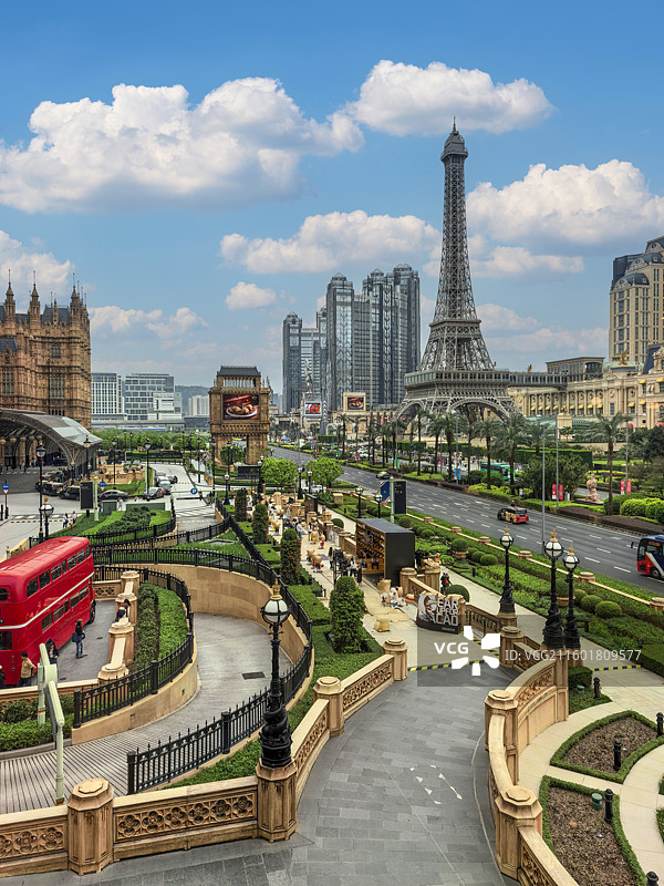 蓝天白云下的澳门巴黎人广场 澳门巴黎铁塔图片素材