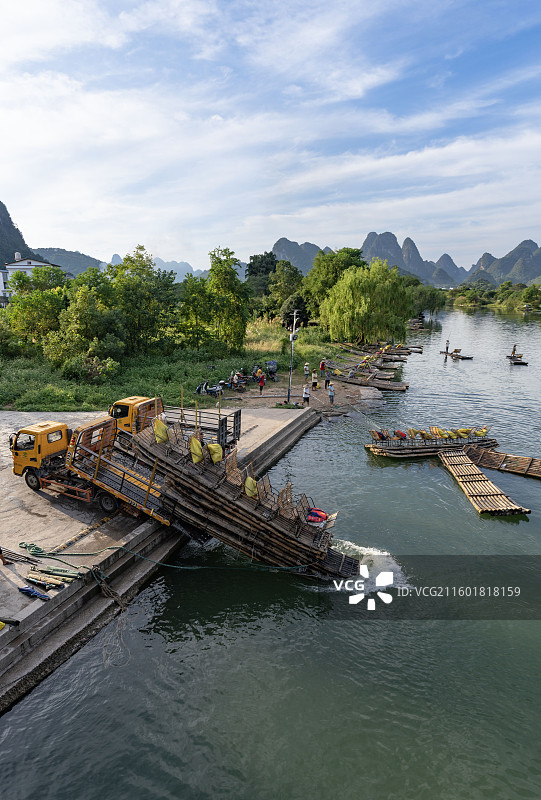 桂林阳朔遇龙河河畔卡车卡车送竹筏入水图片素材