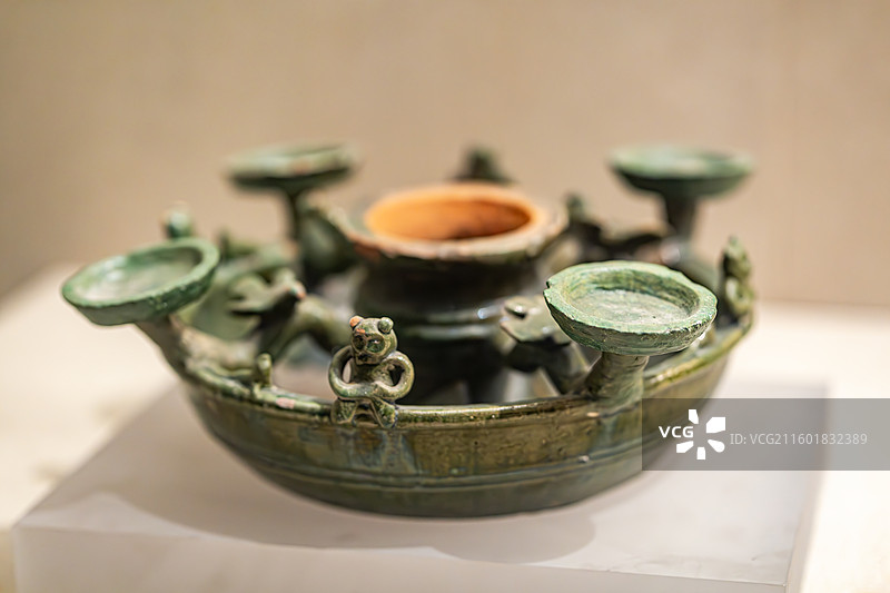 安徽博物院藏霍山县洛阳公社出土汉绿釉鸟兽陶灯图片素材