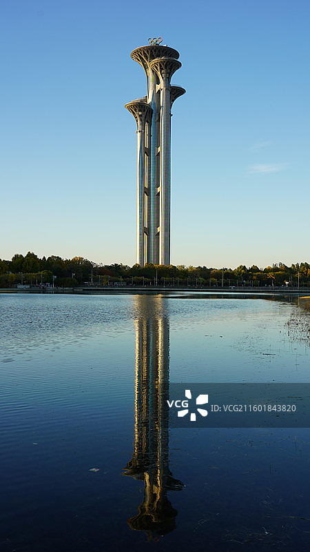 奥林匹克广场 奥林匹克塔倒映水中图片素材