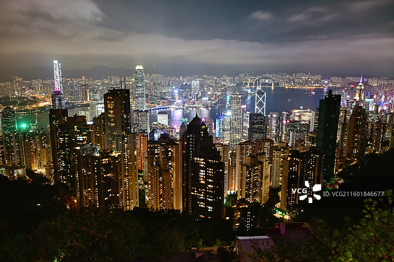 港岛夜景 夜幕降临的时候，我带着相机，登上了香港太平山顶，我拍到了属于香港的城市天际线图片素材