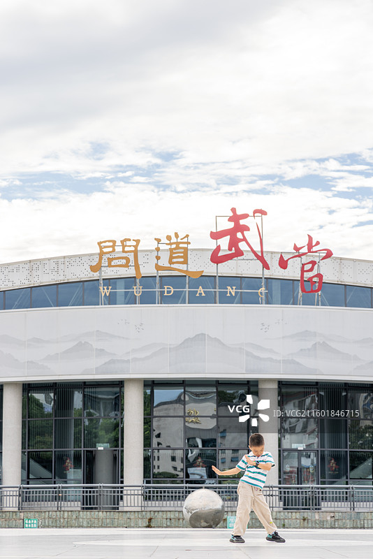 旅游人像 小男孩在武当文化广场练习武术图片素材