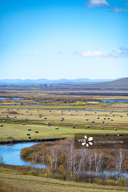 中俄边境线公路G331卡线秋季晴日风光图片素材