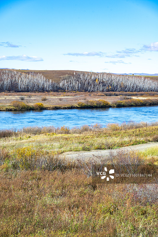 中俄边境线公路G331卡线秋季晴日风光图片素材