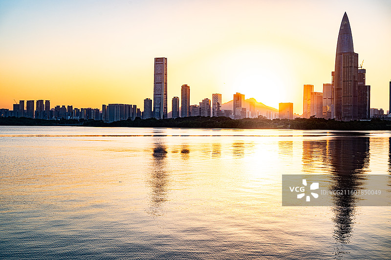 深圳湾后海高楼大厦的日落美景图片素材