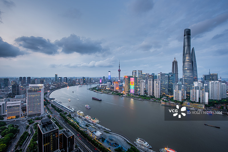 上海BFC外滩金融中心顶楼视角黄浦江陆家嘴东方明珠金茂环球金融上海中心大厦白玉兰广场日落蓝调我爱上海图片素材