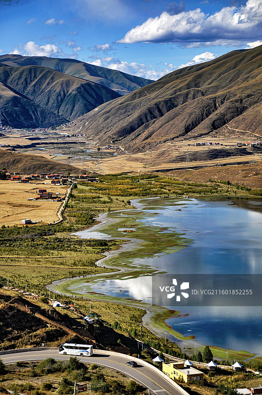 国道317线高原上，卡萨湖和远山秋景（甘孜州炉霍县充古乡）图片素材
