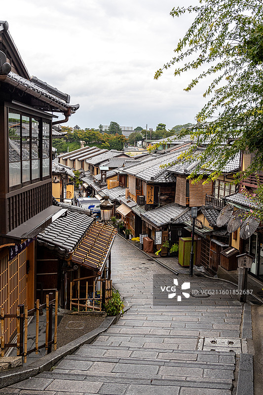 从高处拍摄京都二年坂独特坡道，俯瞰传统京町家街区图片素材