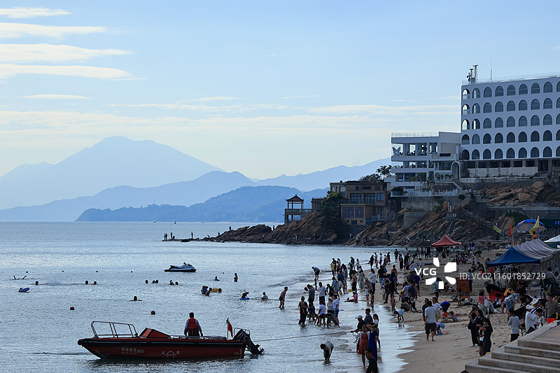 深圳官湖沙滩海边，乳状云，海山，游船，盐田港，蓝天白云，天空，蓝色，港口，海阔天空图片素材